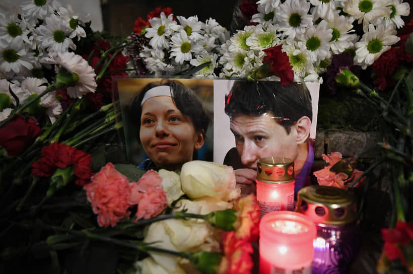 Временный мемориала на месте убийства Анастасии Бабуровой и Станислава Маркелова
