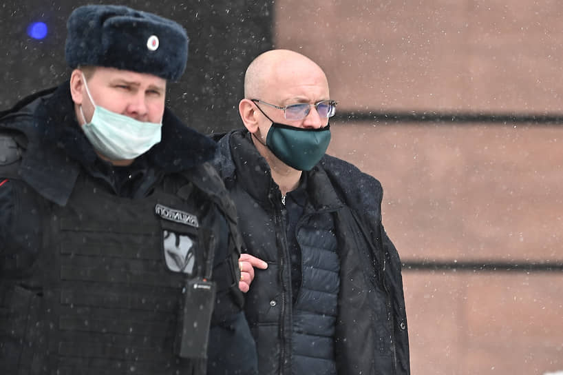 Депутат Законодательного собрания Санкт-Петербурга Максим Резник (справа)