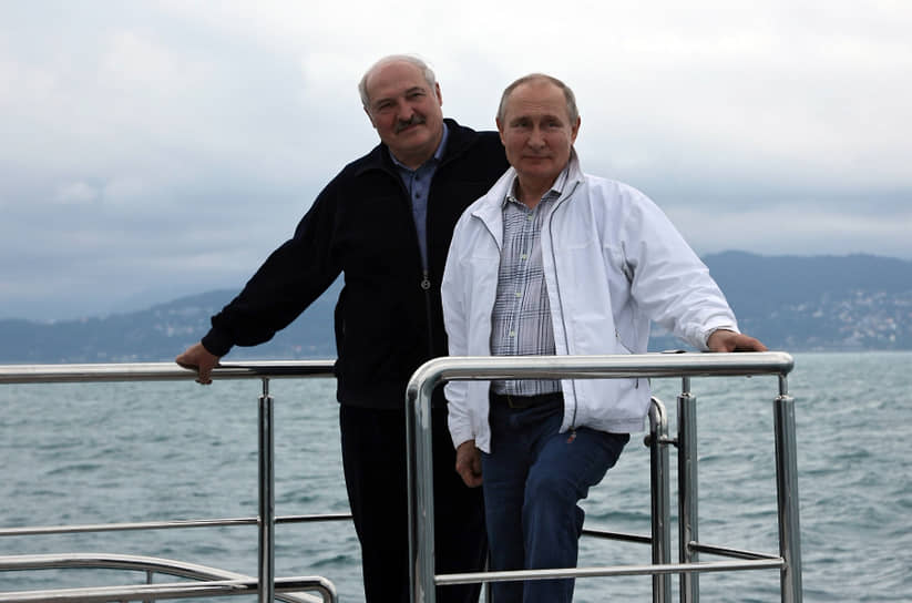 Президенты Белоруссии и России Александр Лукашенко (слева) и Владимир Путин во время морской прогулки в Сочи