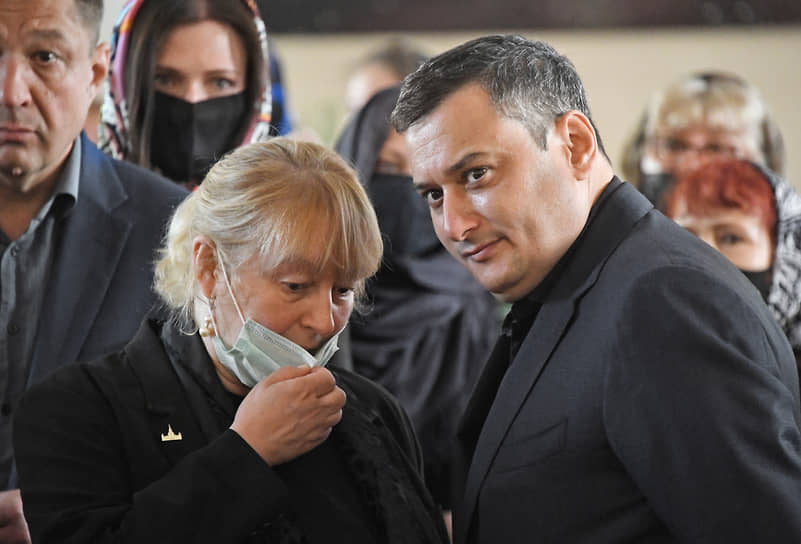 Декан факультета журналистики МГУ Елена Вартанова и председатель комитета Госдумы по информационной политике, информационным технологиям и связи Александр Хинштейн