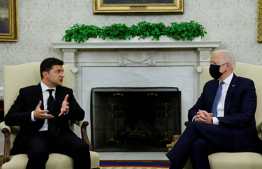 Президенты Украины и США Владимир Зеленский (слева) и Джо Байден 