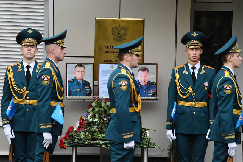 10 сентября в Москве прошла церемония прощания с главой МЧС России Евгением Зиничевым. Он трагически погиб на учениях в Норильске 8 сентября  