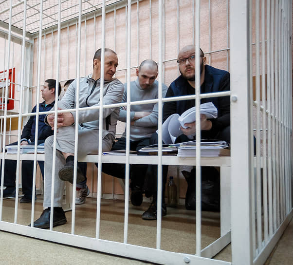 Справа налево: директор ООО «Системный интегратор» (обслуживало систему пожарной безопасности в здании ТРЦ) Игорь Полозиненко, сотрудник «Системного интегратора» Александр Никитин и начальник пожарного караула Сергей Генин 