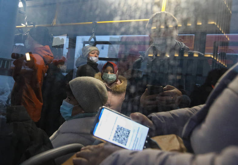 Проверка QR-кодов для проезда в общественном транспорте в Казани 
