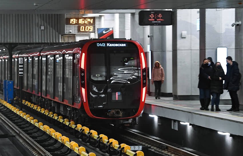 Поезд на станции метро «Терехово» 