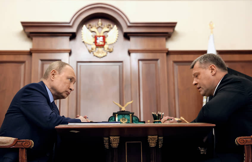 Владимир Путин (слева) и губернатор Астраханской области Игорь Бабушкин 