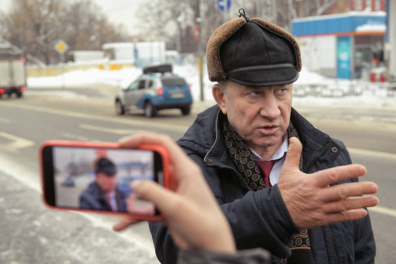 Валерий Рашкин у здания суда 