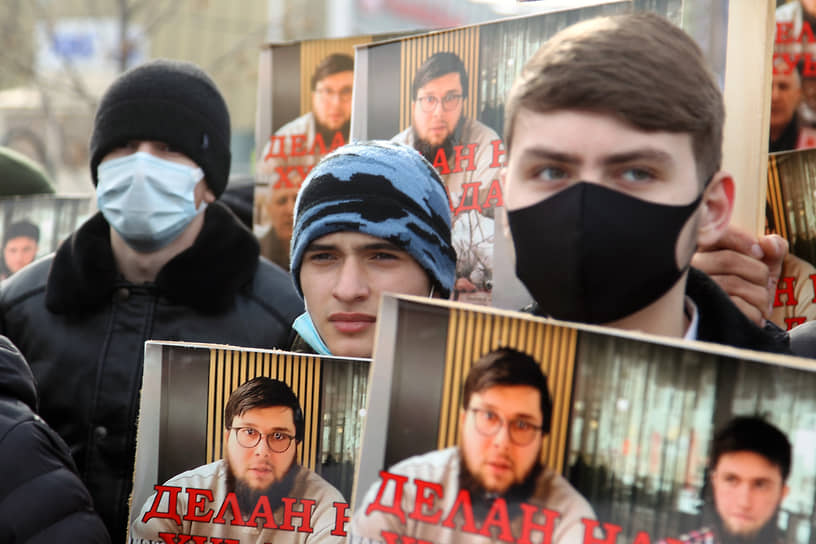 Некоторые участники митинга приехали в Грозный из дальних чеченских сел (население Грозного — 324 тыс. человек)
