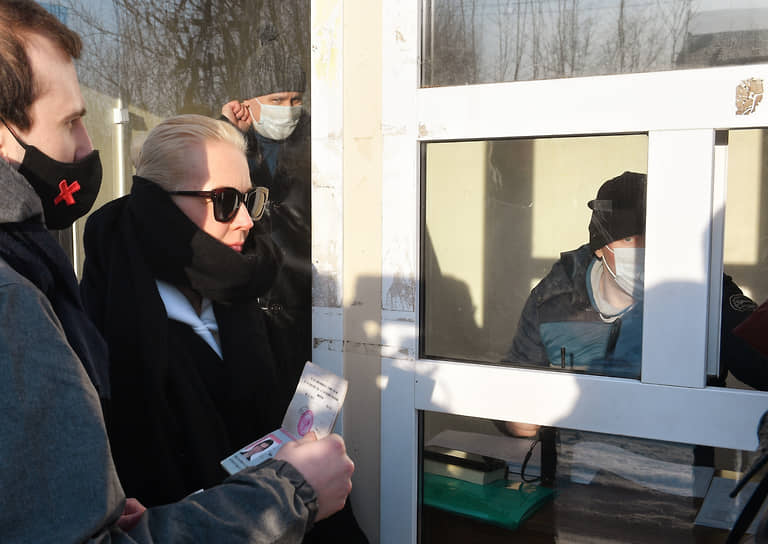 Супруга Алексея Навального Юлия перед началом заседания