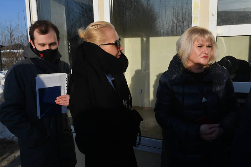 Сторонник Алексея Навального Илья Пахомов, жена Алексея Юлия Навальная (в центре) и адвокат Ольга Михайлова