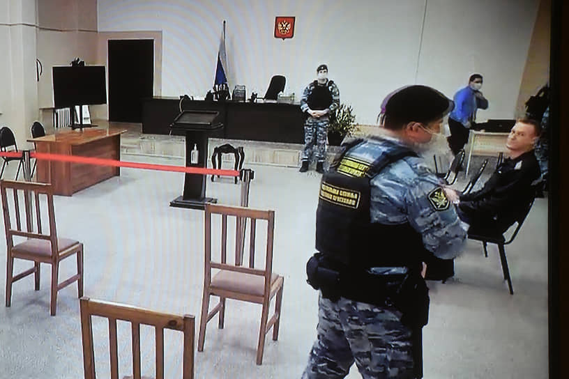 Алексей Навальный (справа) перед началом заседания