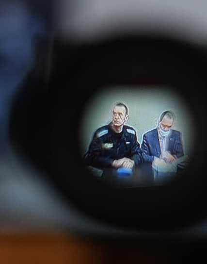 Алексей Навальный (слева) и адвокат Вадим Кобзев перед началом заседания