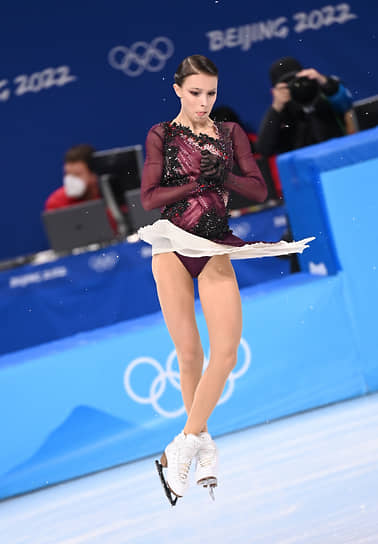 Анна Щербакова выступает с произвольной программой 