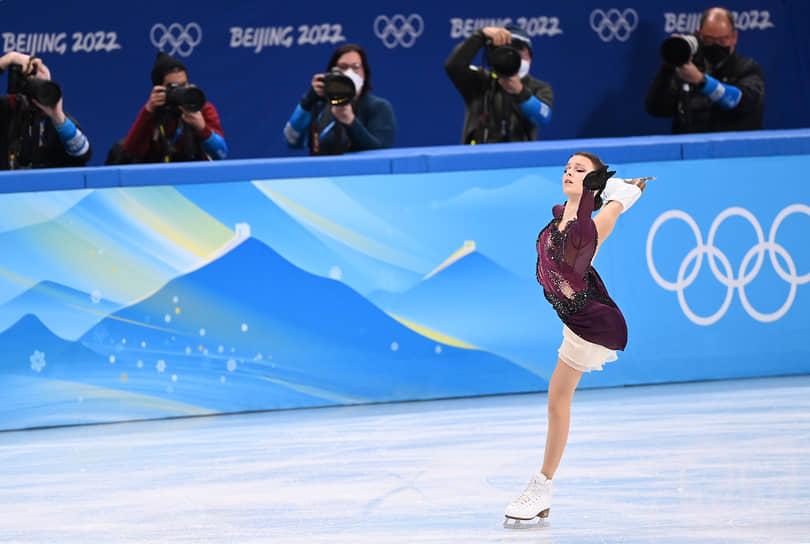 Анна Щербакова выступает с произвольной программой 