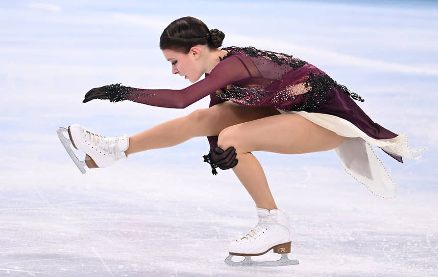 Анна Щербакова выступает с произвольной программой 