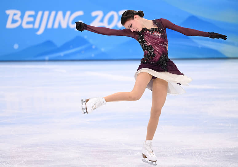 Анна Щербакова выступает с произвольной программой 