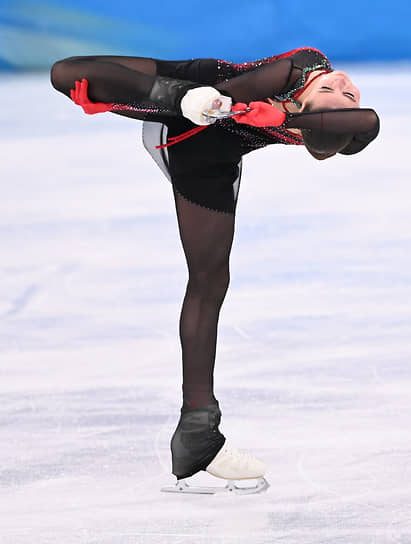 Камила Валиева выступает с произвольной программой 