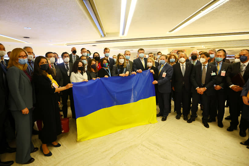 Вышедшие из зала дипломаты позируют с флагом Украины 