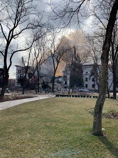 Здание драматического театра в Мариуполе после взрыва.