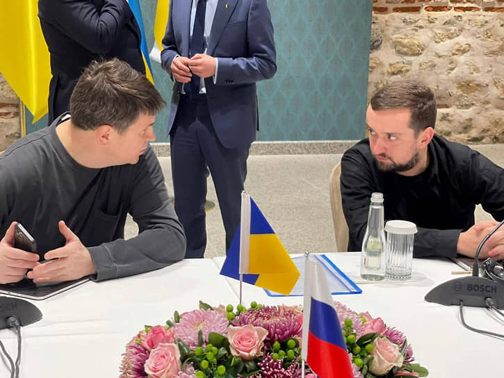 Советник главы Офиса президента Украины Михаил Подоляк (слева) и заместитель руководителя Офиса президента Украины Кирилл Тимошенко 