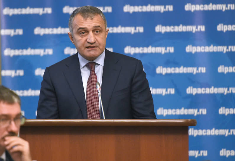 Действующий президент Анатолий Бибилов 