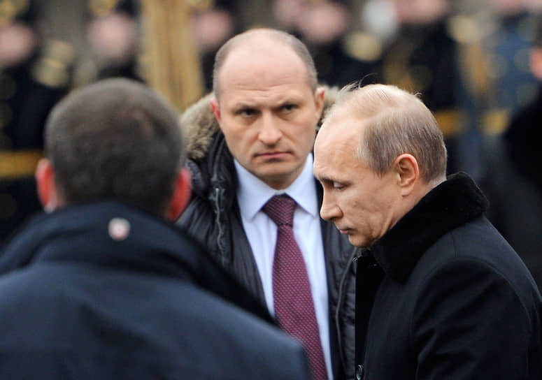 Владимир Путин (справа) и сотрудник ФСО Александр Куренков в 2014 году