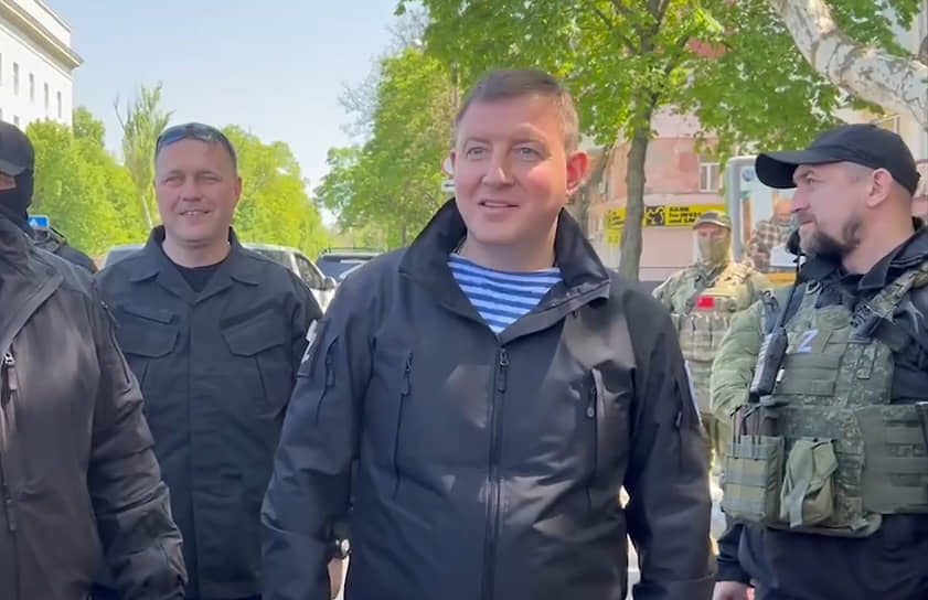 Андрей Турчак (в центре) 