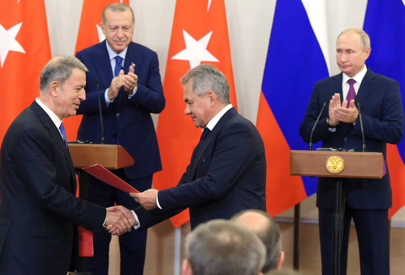 Слева направо: министр национальной обороны Турции Хулуси Акар, президент Турции Реджеп Тайип Эрдоган, министр обороны России Сергей Шойгу и президент России Владимир Путин