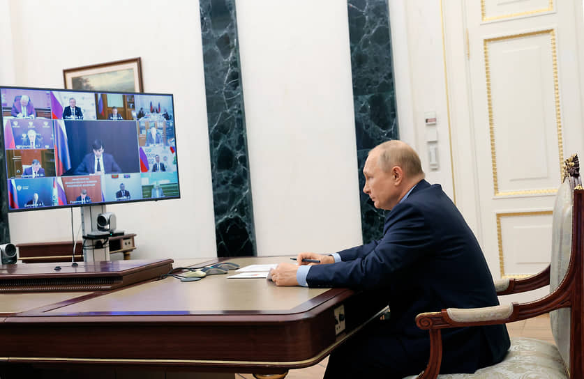Президент России Владимир Путин во время совещания с членами правительства России 