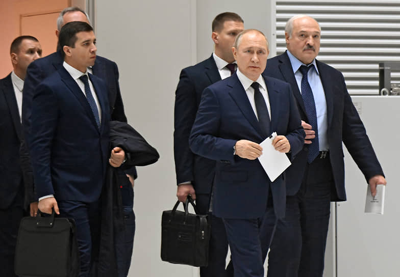 Владимир Путин и президент Белоруссии Александр Лукашенко (справа) 