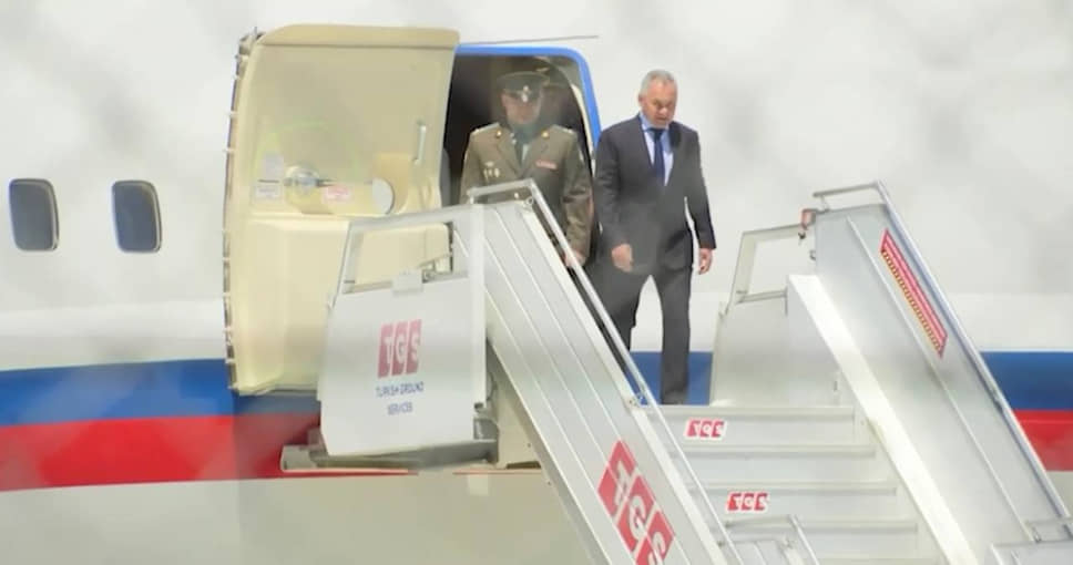 Глава Минобороны России Сергей Шойгу (справа)