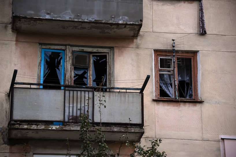 Выбитые стекла в жилом доме