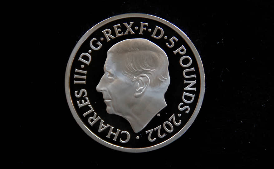 Монета номиналом £5 с изображением Карла III
