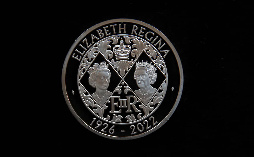 Монета номиналом £5 с изображениями Елизаветы II
