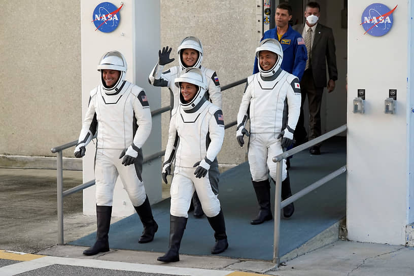 Старт на корабле SpaceX Crew-5 стал для россиянки (с поднятой рукой) первым   