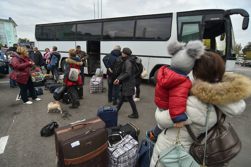 Эвакуированные жители Херсонской области на железнодорожном вокзале в Джанкое (Крым) перед отправкой в пункт временного размещения в Краснодарском крае