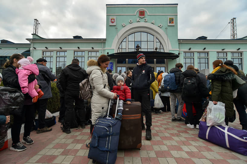 Эвакуированные жители Херсонской области на железнодорожном вокзале в Джанкое (Крым) перед отправкой в пункт временного размещения в Краснодарском крае