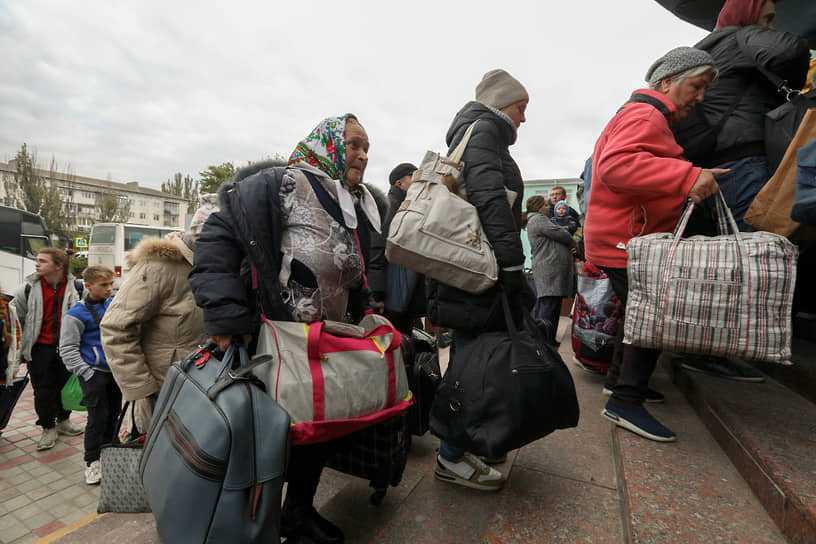 Эвакуированные жители Херсонской области на железнодорожном вокзале в Джанкое (Крым) перед отправкой в пункт временного размещения в Краснодарском крае