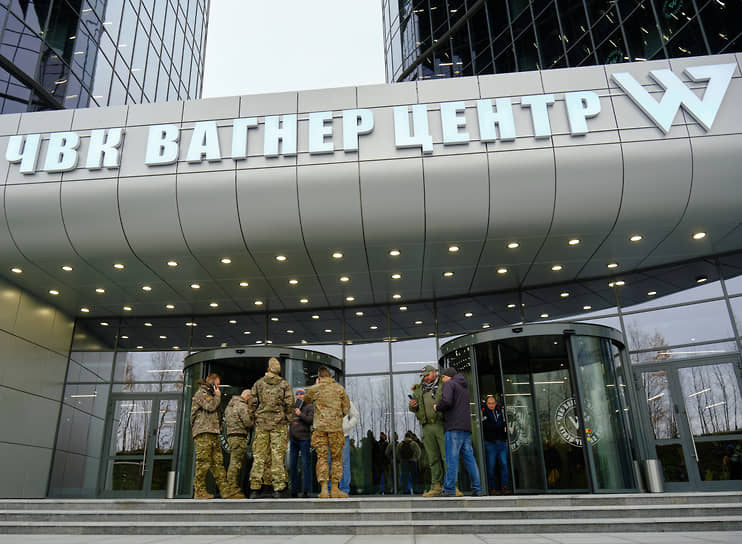Участники церемонии открытия перед входом в здание