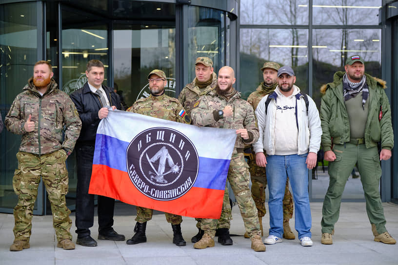 Участники церемонии открытия перед входом в «ЧВК Вагнер Центр»