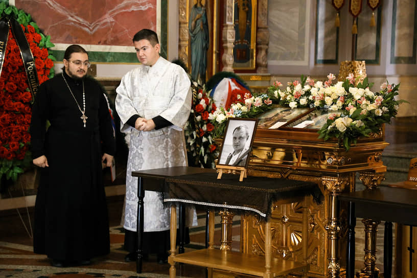 Священнослужители в кафедральном Александро-Невском соборе 
