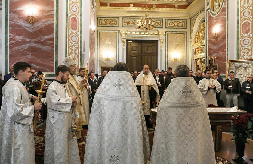 Священнослужители во время церемонии 