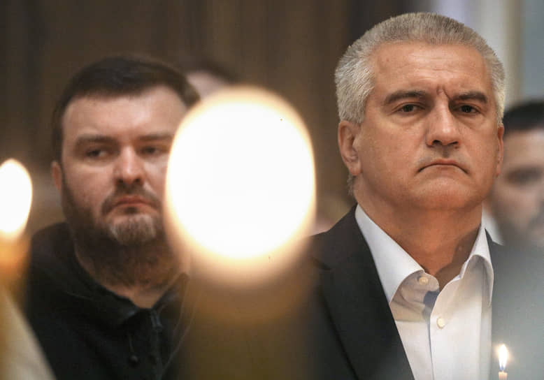 Глава Республики Крым Сергей Аксенов (справа) 