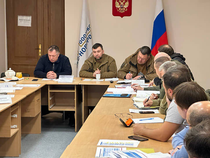 Марат Хуснуллин (слева) на встрече с врио главы ДНР Денисом Пушилиным (в центре)