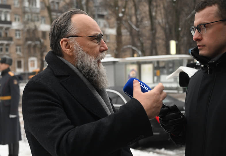 Философ Александр Дугин (слева) во время церемонии 