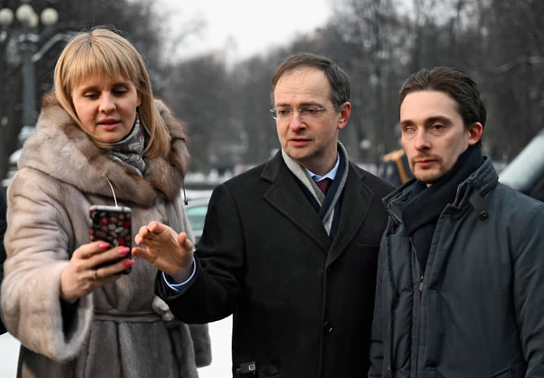 Скульптор Алексей Чабаненко (справа) и помощник президента России Владимир Мединский  