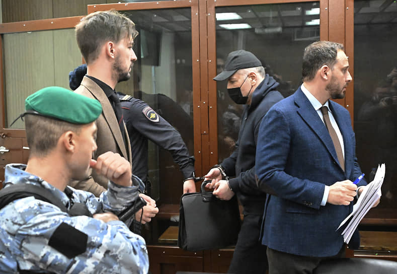 Магомед Магомедов (в центре) перед началом заседания суда 