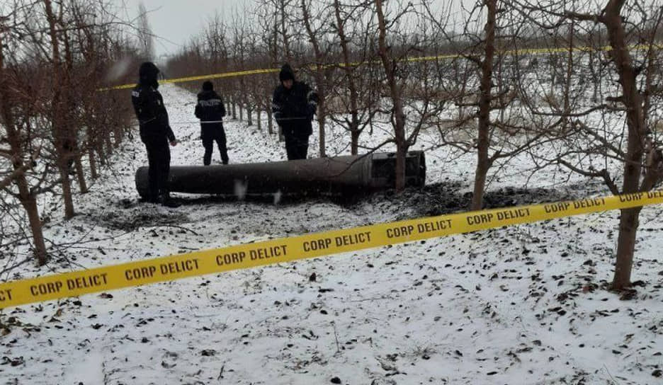 Погранслужба Молдавии на месте падения ракеты 