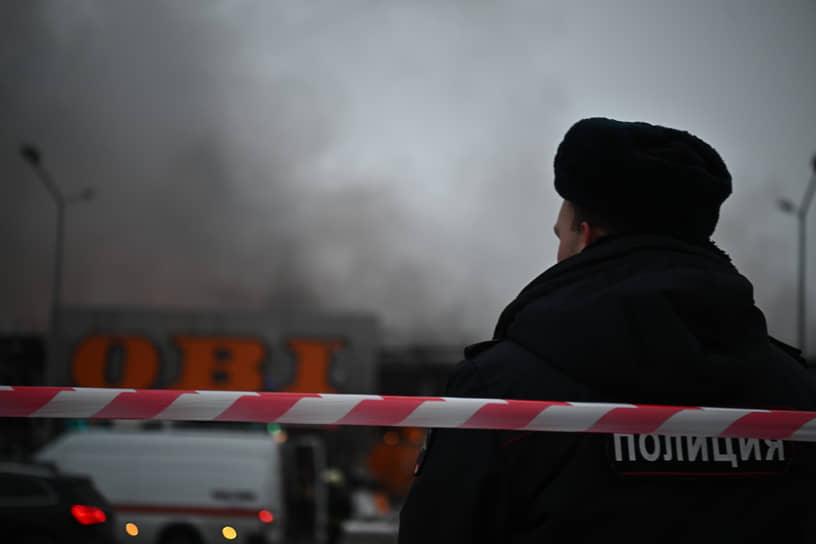 В качестве причин пожара рассматривались поджог и короткое замыкание, а также версия о нарушении техники безопасности при проведении сварочных работ в пристройке к зданию 
