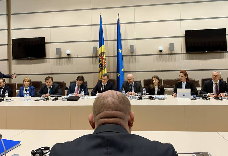 Дорин Речан (в центре, на втором плане) на пленарном заседании парламента Молдавии 16 февраля 